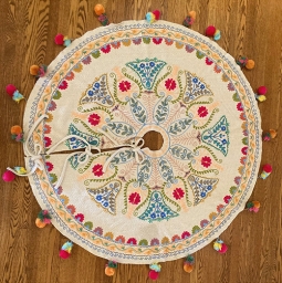 Jardin de Tapisserie Tree Skirt, embroided Fabric, 60"